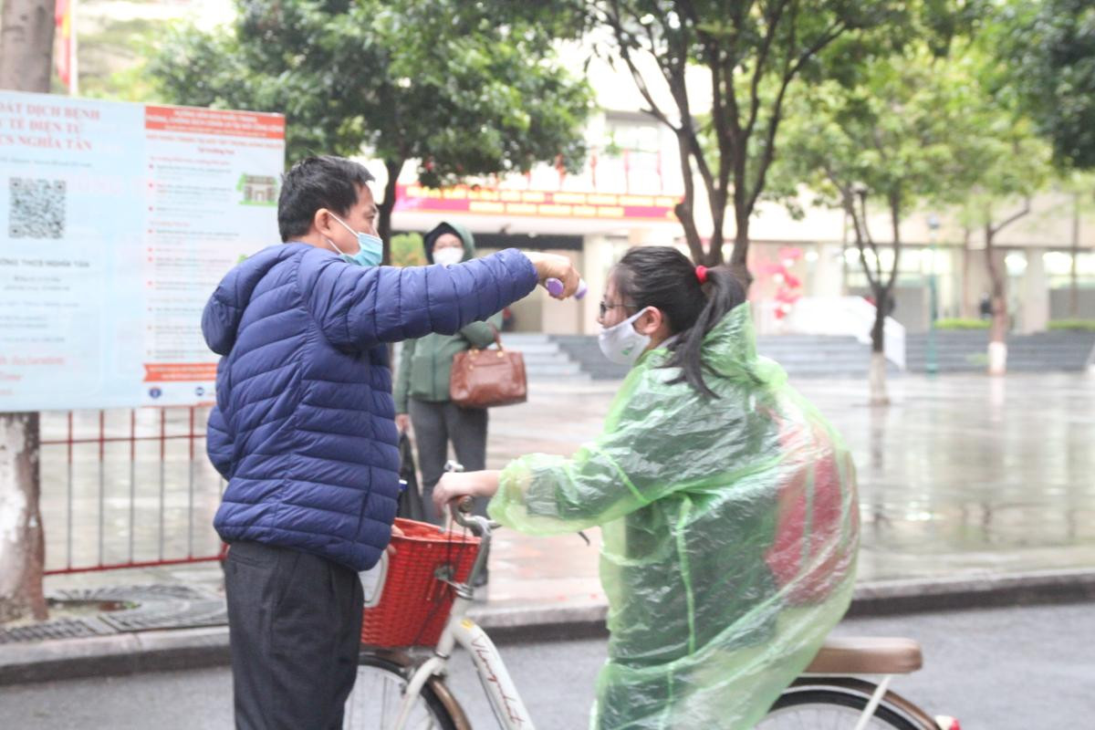 Không ngại mưa rét, học sinh lớp 7-12 xếp hàng đo thân nhiệt vào trường sau thời gian dài học Online Ảnh 11