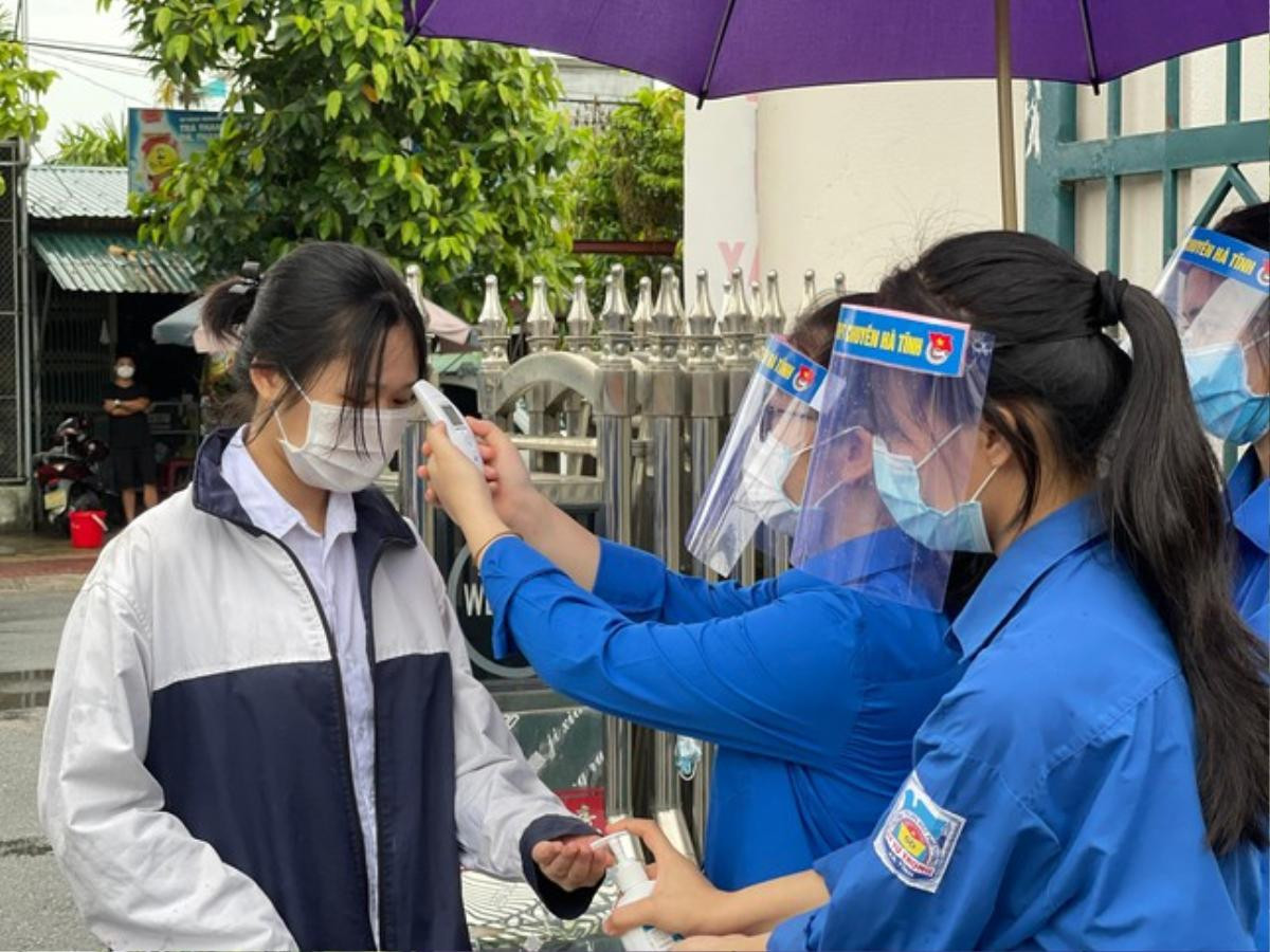 Gần 400 giáo viên và học sinh nhiễm Covid-19, hàng nghìn học sinh nghỉ học ở nhà Ảnh 1