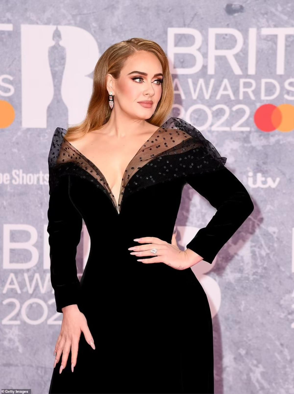 Rộ nghi vấn Adele đính hôn khi đeo nhẫn kim cương trên thảm đỏ Brit Awards Ảnh 1