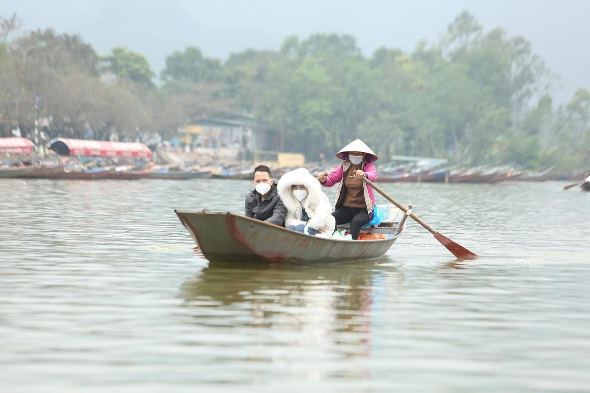 Chùa Hương bất ngờ mở cửa sớm hơn dự kiến 1 tuần, những vị khách đầu tiên đã lên thuyền du xuân Ảnh 2