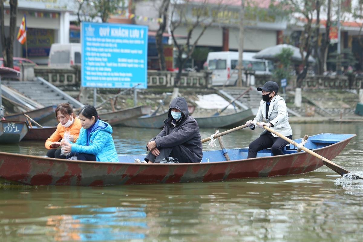 Chùa Hương bất ngờ mở cửa sớm hơn dự kiến 1 tuần, những vị khách đầu tiên đã lên thuyền du xuân Ảnh 3