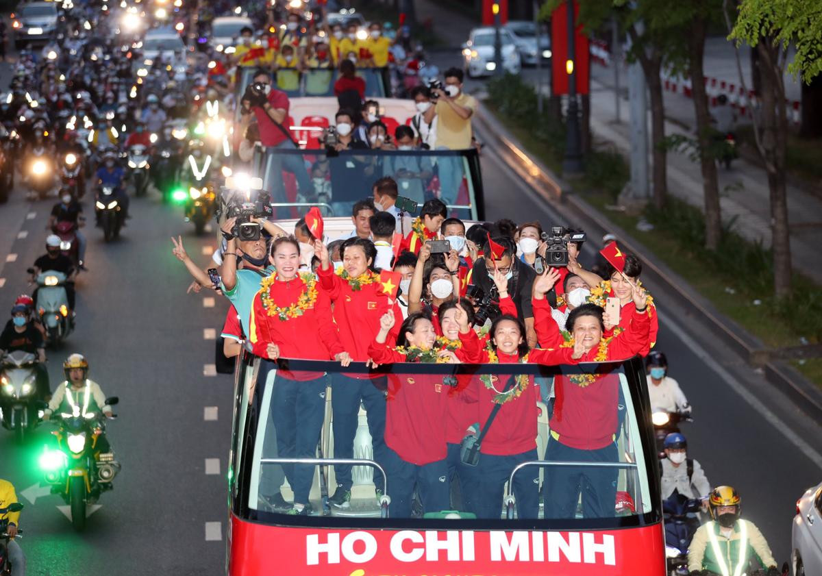 Học trò diễu hành, HLV Mai Đức Chung và vợ ăn canh măng móng giò sau 2 tháng xa nhau Ảnh 2