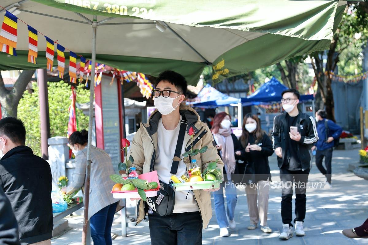 Ngày Valentine, chùa Hà tấp nập người đến cầu duyên: 'Lễ tình nhân không có người yêu thì đi cầu duyên' Ảnh 15