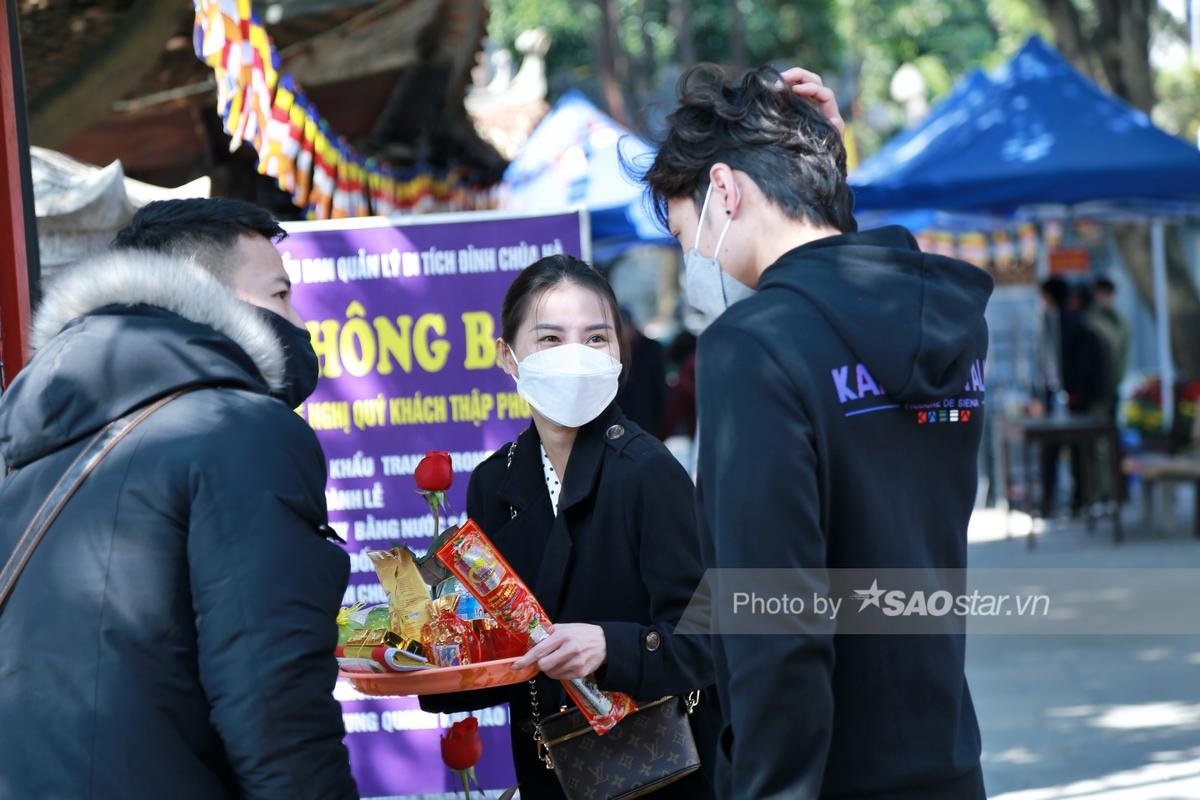 Ngày Valentine, chùa Hà tấp nập người đến cầu duyên: 'Lễ tình nhân không có người yêu thì đi cầu duyên' Ảnh 13