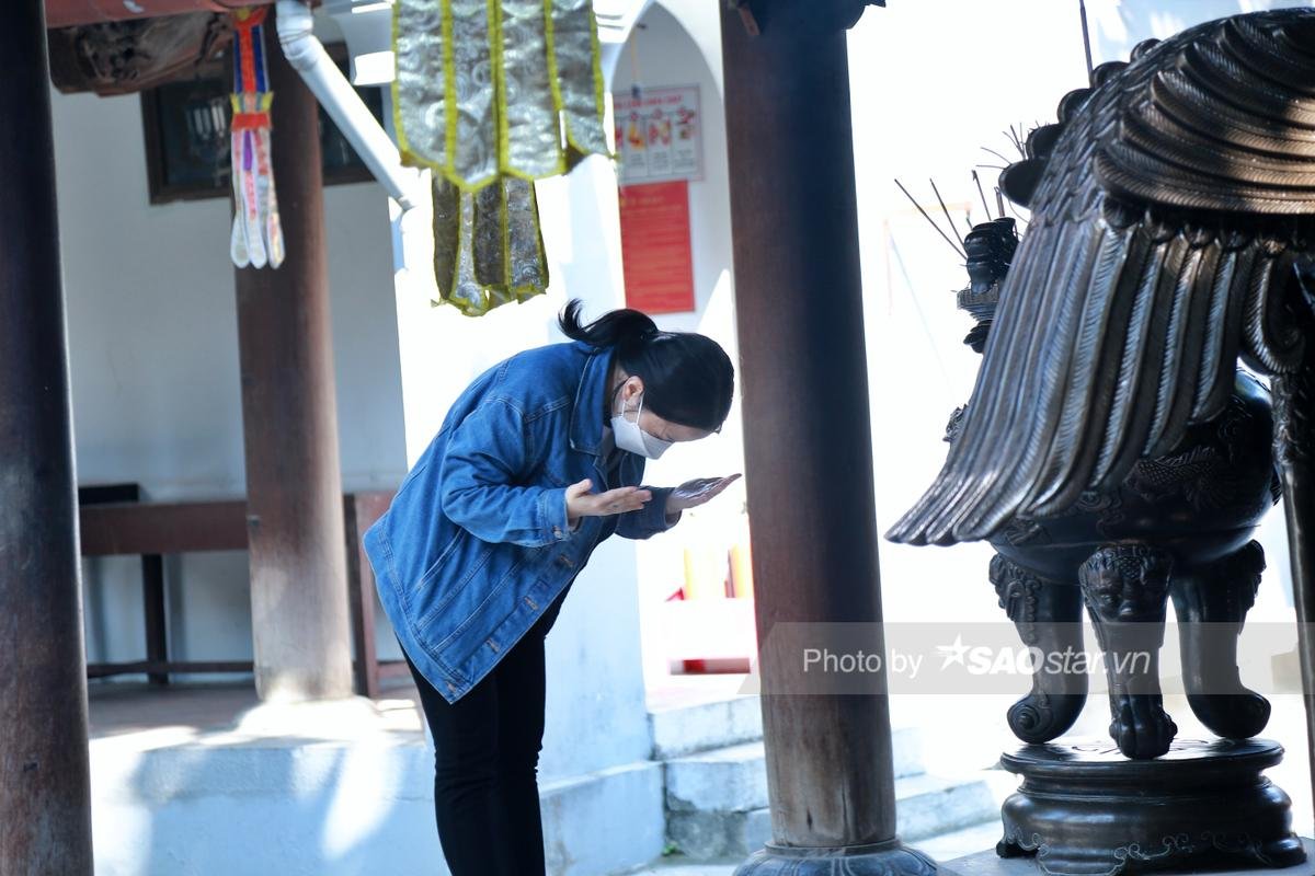 Ngày Valentine, chùa Hà tấp nập người đến cầu duyên: 'Lễ tình nhân không có người yêu thì đi cầu duyên' Ảnh 16