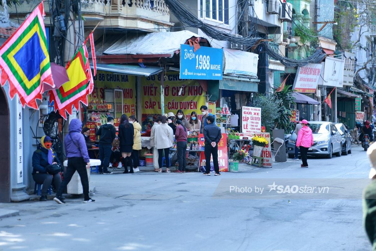 Ngày Valentine, chùa Hà tấp nập người đến cầu duyên: 'Lễ tình nhân không có người yêu thì đi cầu duyên' Ảnh 3