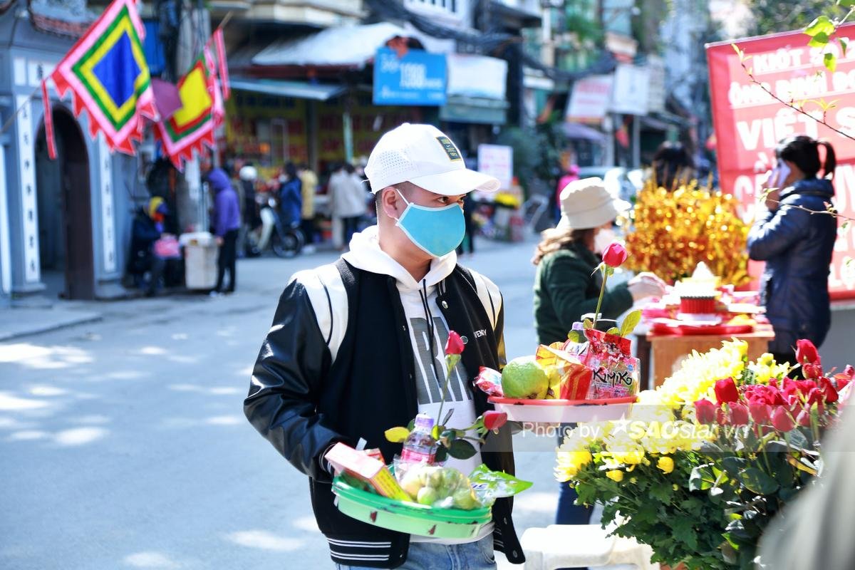 Ngày Valentine, chùa Hà tấp nập người đến cầu duyên: 'Lễ tình nhân không có người yêu thì đi cầu duyên' Ảnh 5