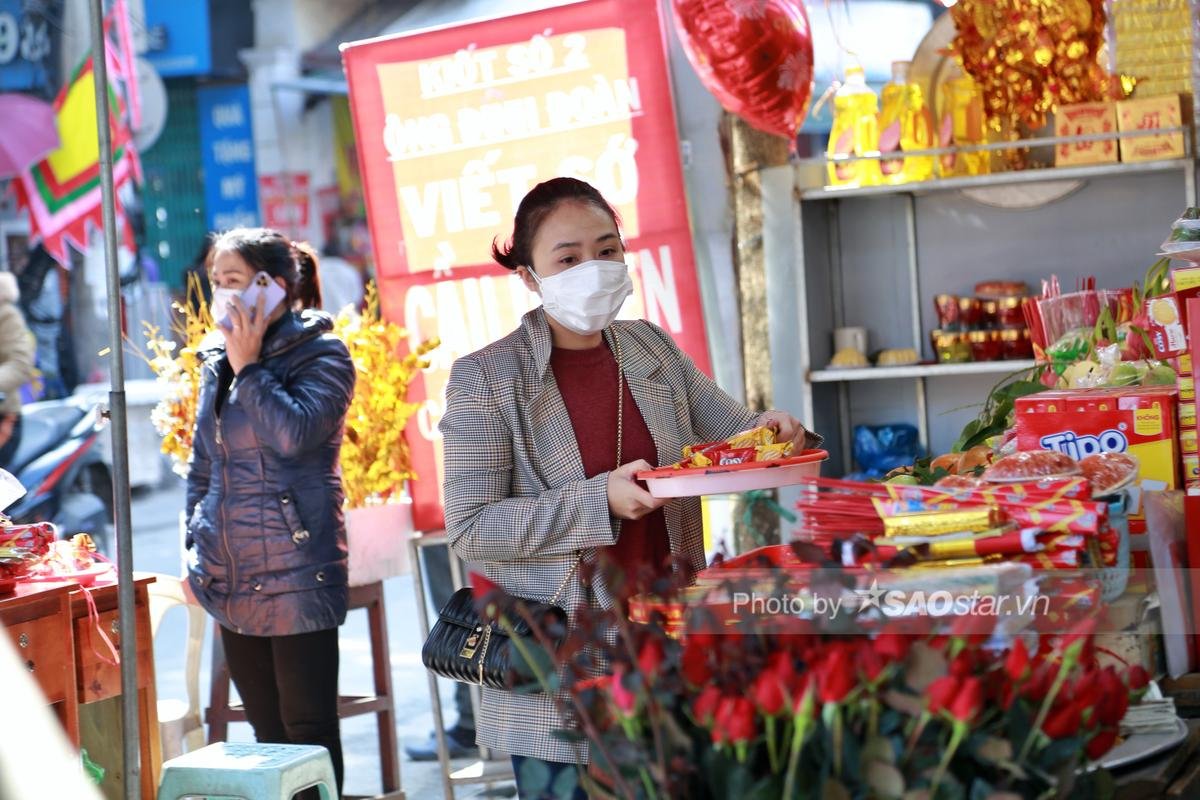 Ngày Valentine, chùa Hà tấp nập người đến cầu duyên: 'Lễ tình nhân không có người yêu thì đi cầu duyên' Ảnh 6