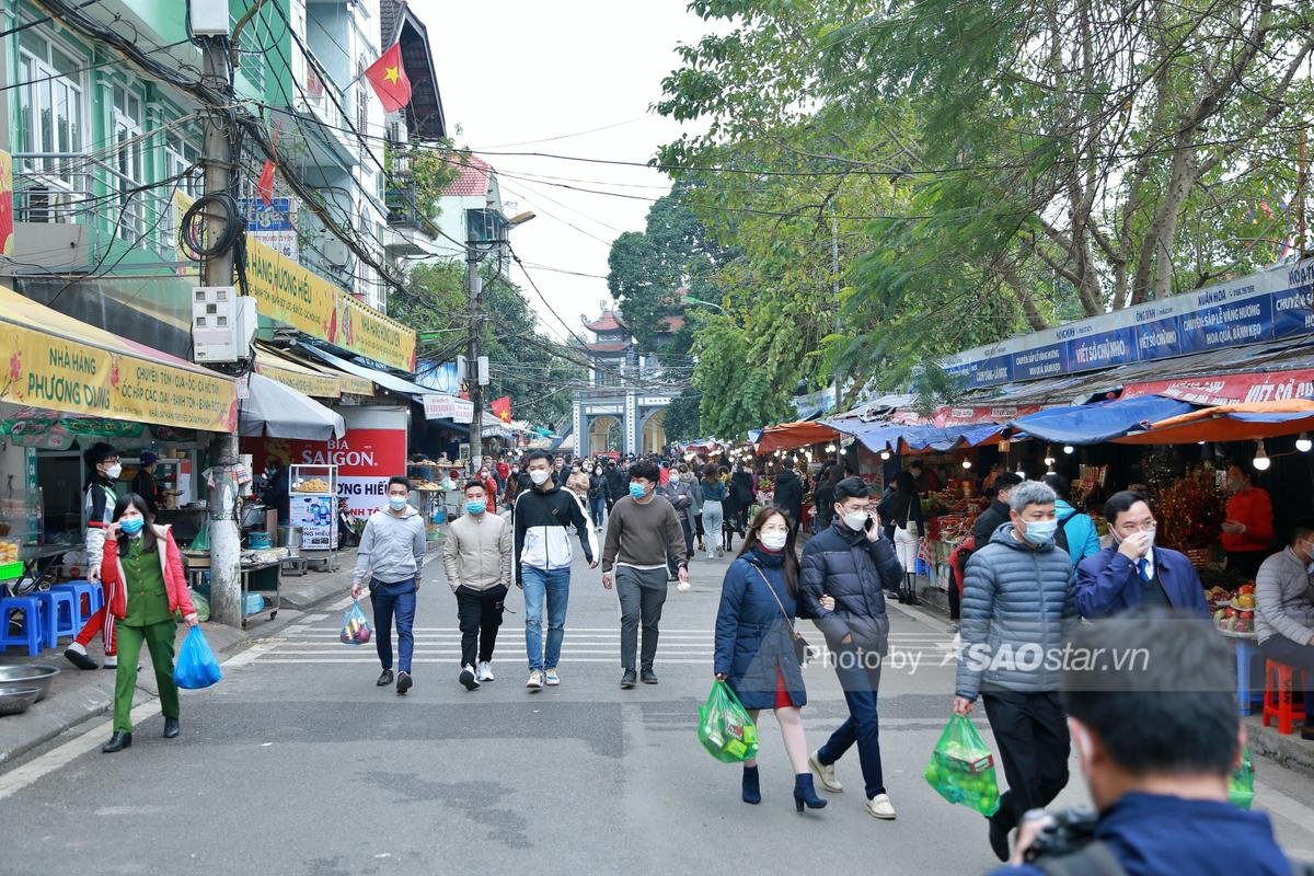 Rằm tháng Giêng, Phủ Tây Hồ chật cứng: Khách hành hương chen chân mua Vietlott ngay tại cửa chùa Ảnh 7