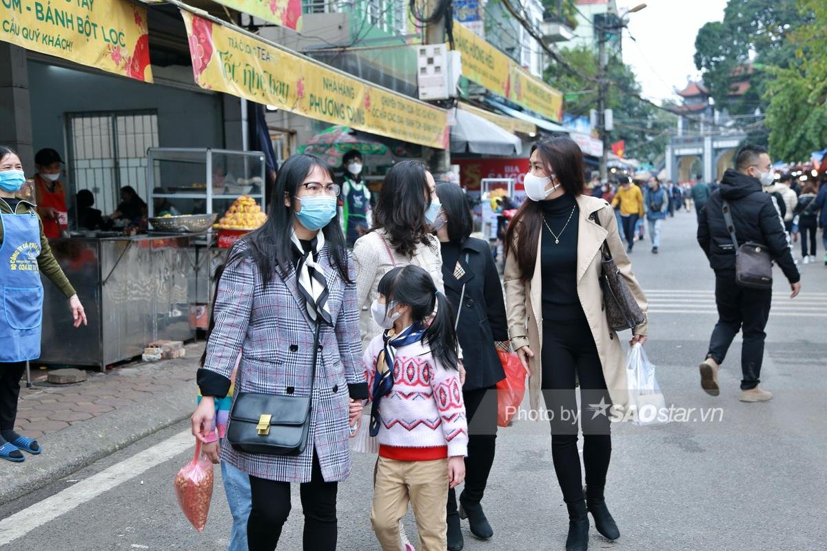 Rằm tháng Giêng, Phủ Tây Hồ chật cứng: Khách hành hương chen chân mua Vietlott ngay tại cửa chùa Ảnh 6