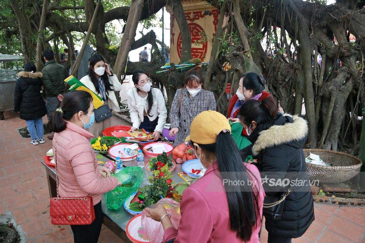 Rằm tháng Giêng, Phủ Tây Hồ chật cứng: Khách hành hương chen chân mua Vietlott ngay tại cửa chùa Ảnh 11