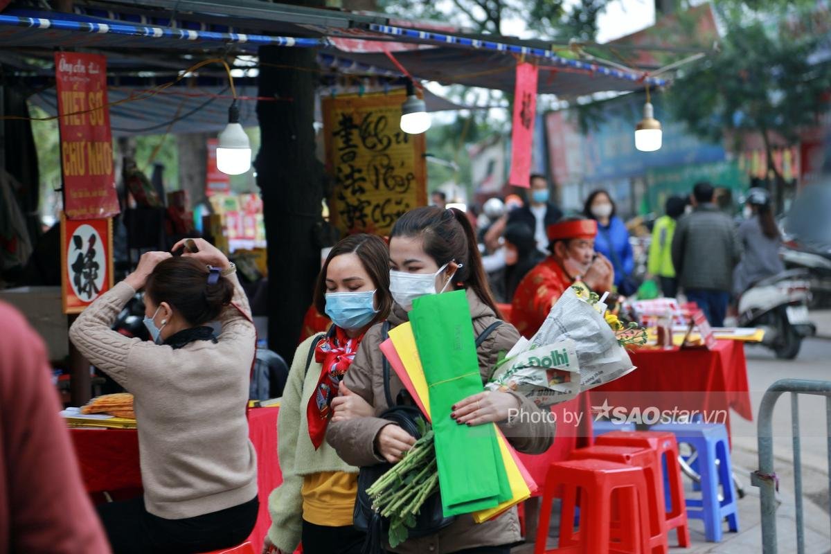 Rằm tháng Giêng, Phủ Tây Hồ chật cứng: Khách hành hương chen chân mua Vietlott ngay tại cửa chùa Ảnh 9