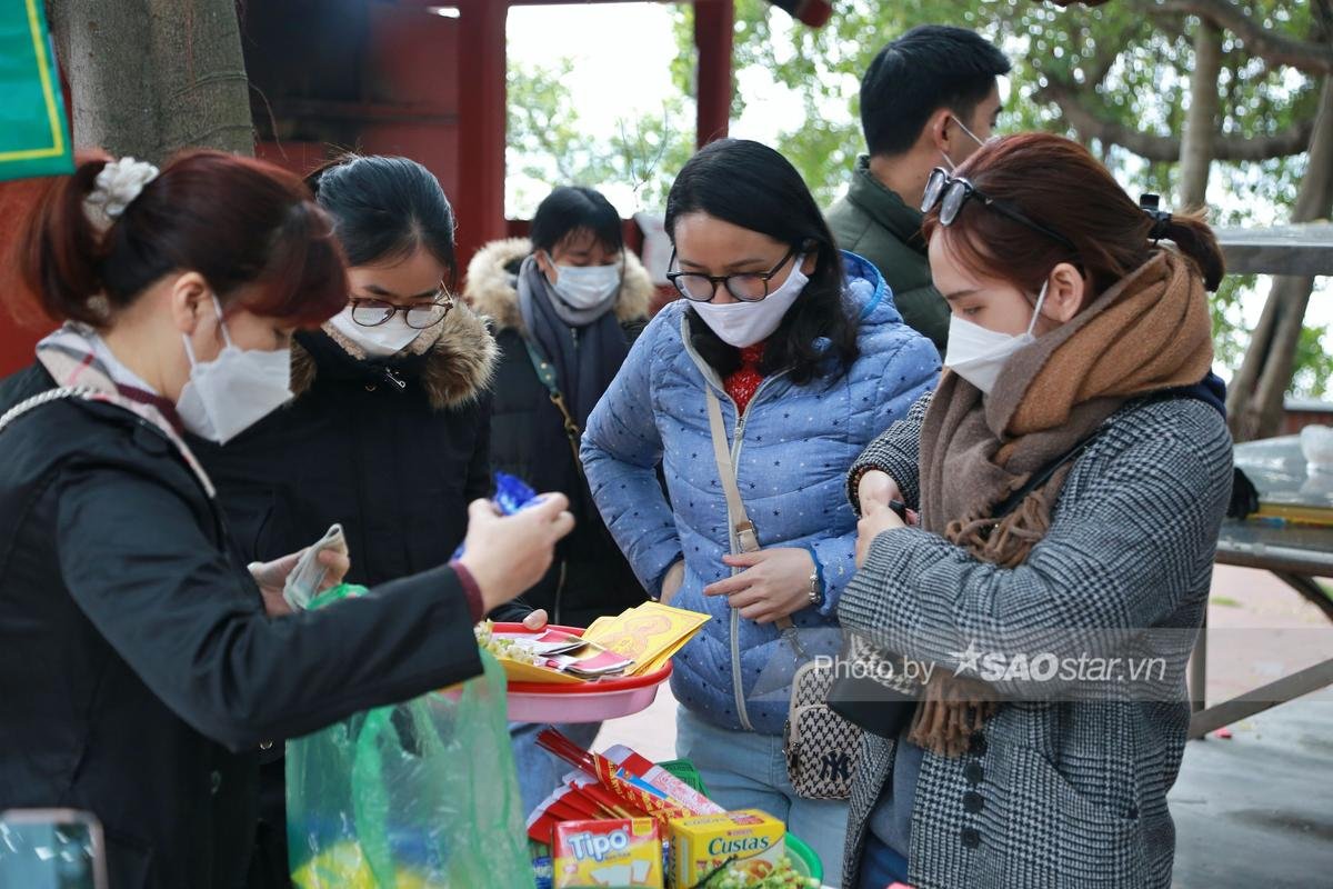 Rằm tháng Giêng, Phủ Tây Hồ chật cứng: Khách hành hương chen chân mua Vietlott ngay tại cửa chùa Ảnh 12