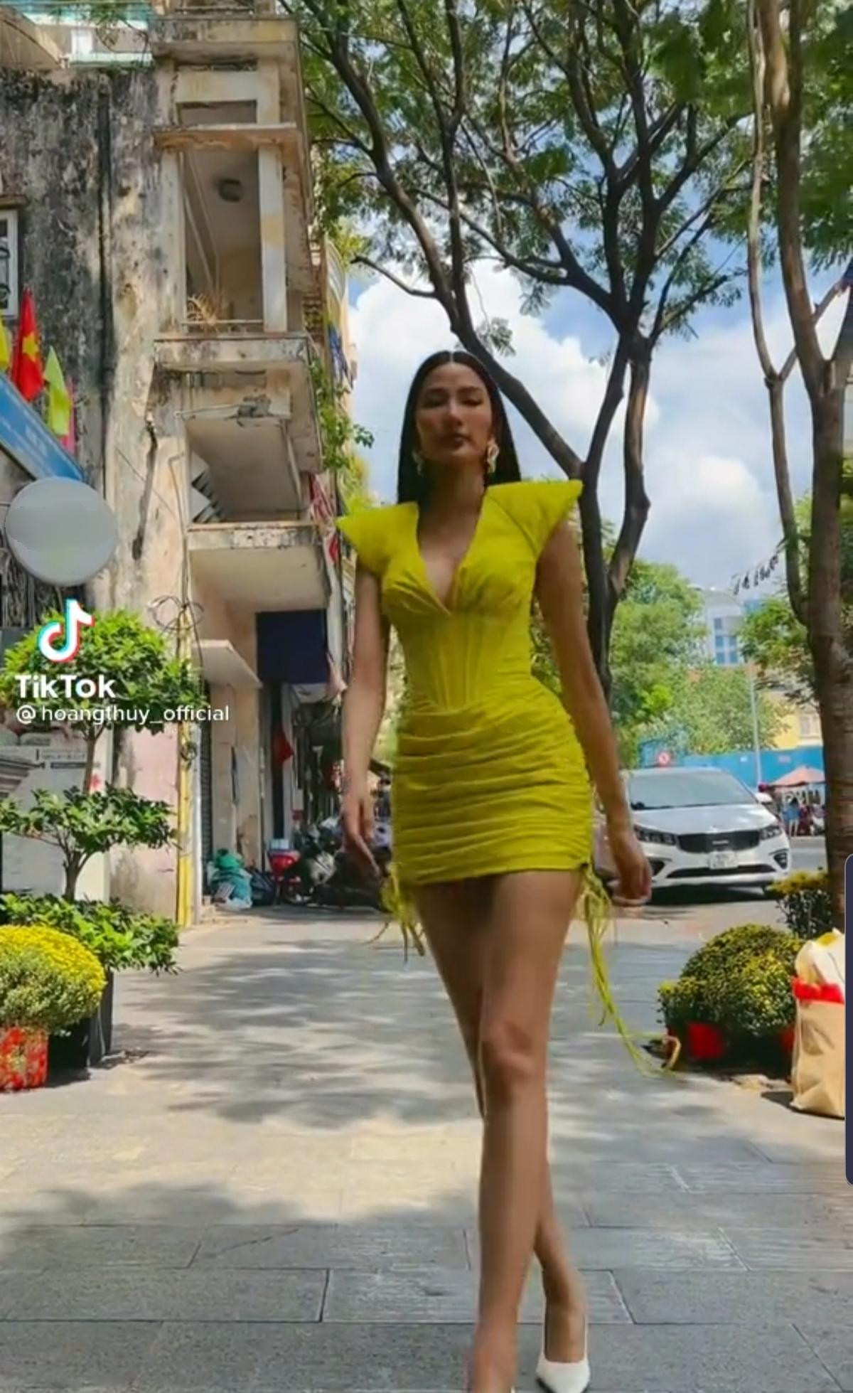 Clip: Hoàng Thùy catwalk sương sương vài đường, cam thường bắt trọn đôi chân thẳng như kiếm Nhật Ảnh 2