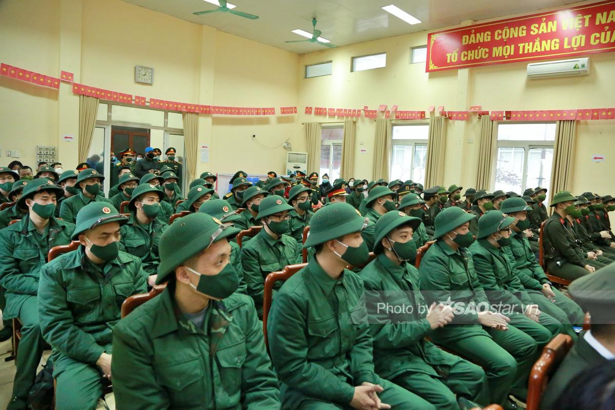 Đội mưa đưa tân binh nhập ngũ và những giọt nước mắt chia tay: 'Tôi đã mất ngủ mấy ngày nay rồi' Ảnh 1