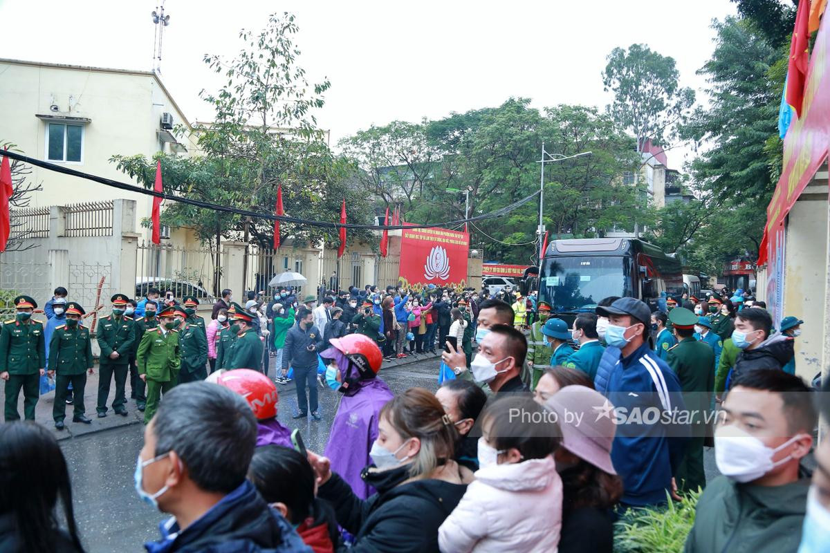 Đội mưa đưa tân binh nhập ngũ và những giọt nước mắt chia tay: 'Tôi đã mất ngủ mấy ngày nay rồi' Ảnh 7