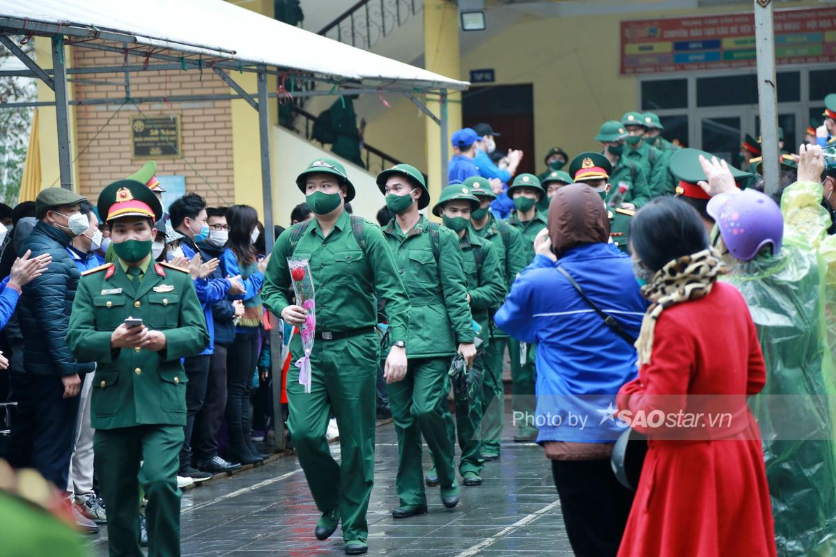 Đội mưa đưa tân binh nhập ngũ và những giọt nước mắt chia tay: 'Tôi đã mất ngủ mấy ngày nay rồi' Ảnh 3