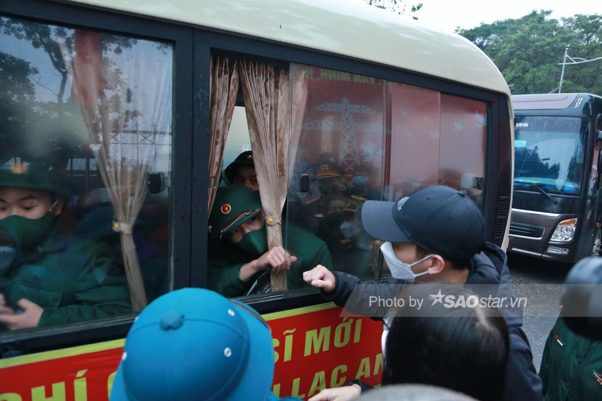 Đội mưa đưa tân binh nhập ngũ và những giọt nước mắt chia tay: 'Tôi đã mất ngủ mấy ngày nay rồi' Ảnh 15