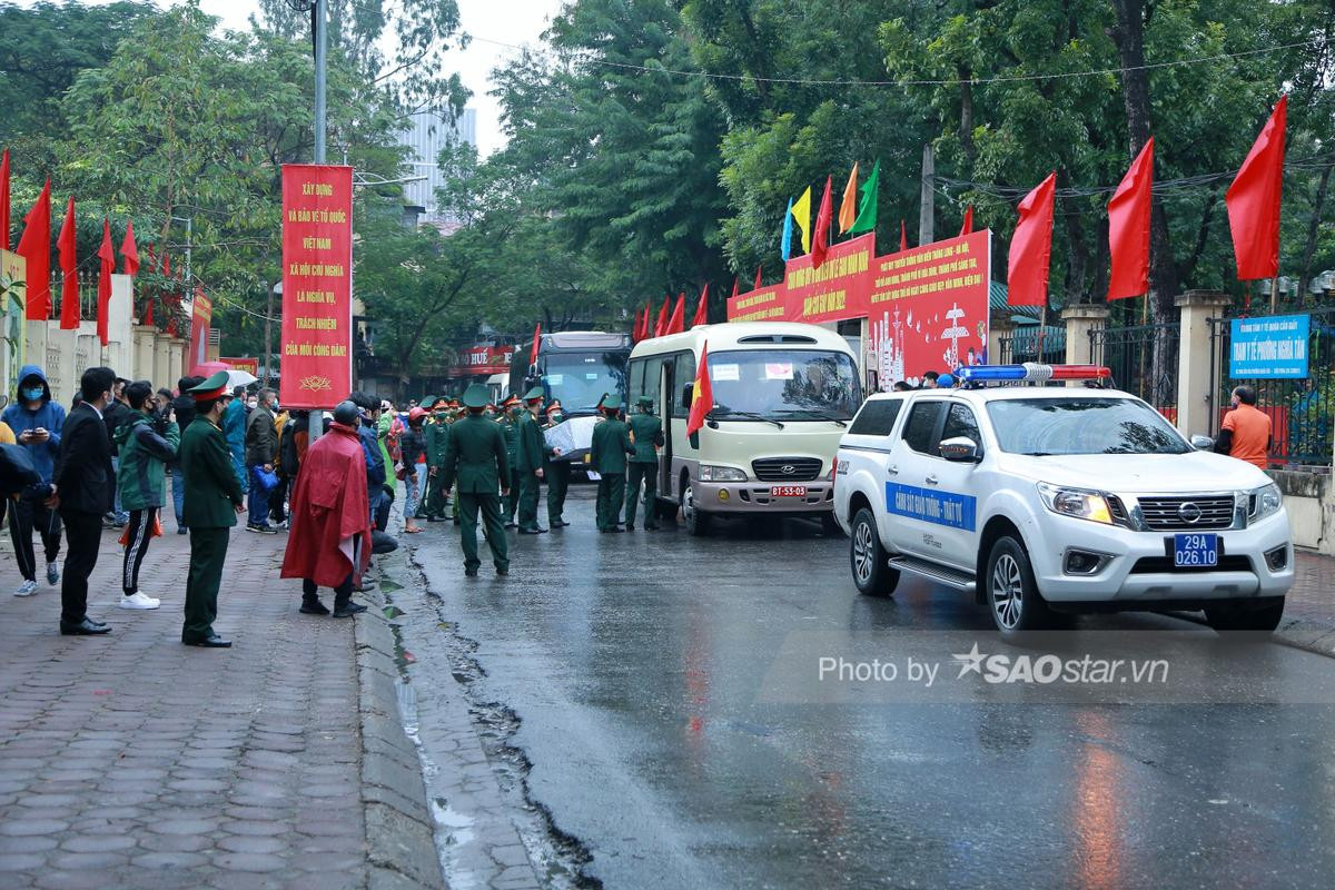 Đội mưa đưa tân binh nhập ngũ và những giọt nước mắt chia tay: 'Tôi đã mất ngủ mấy ngày nay rồi' Ảnh 6