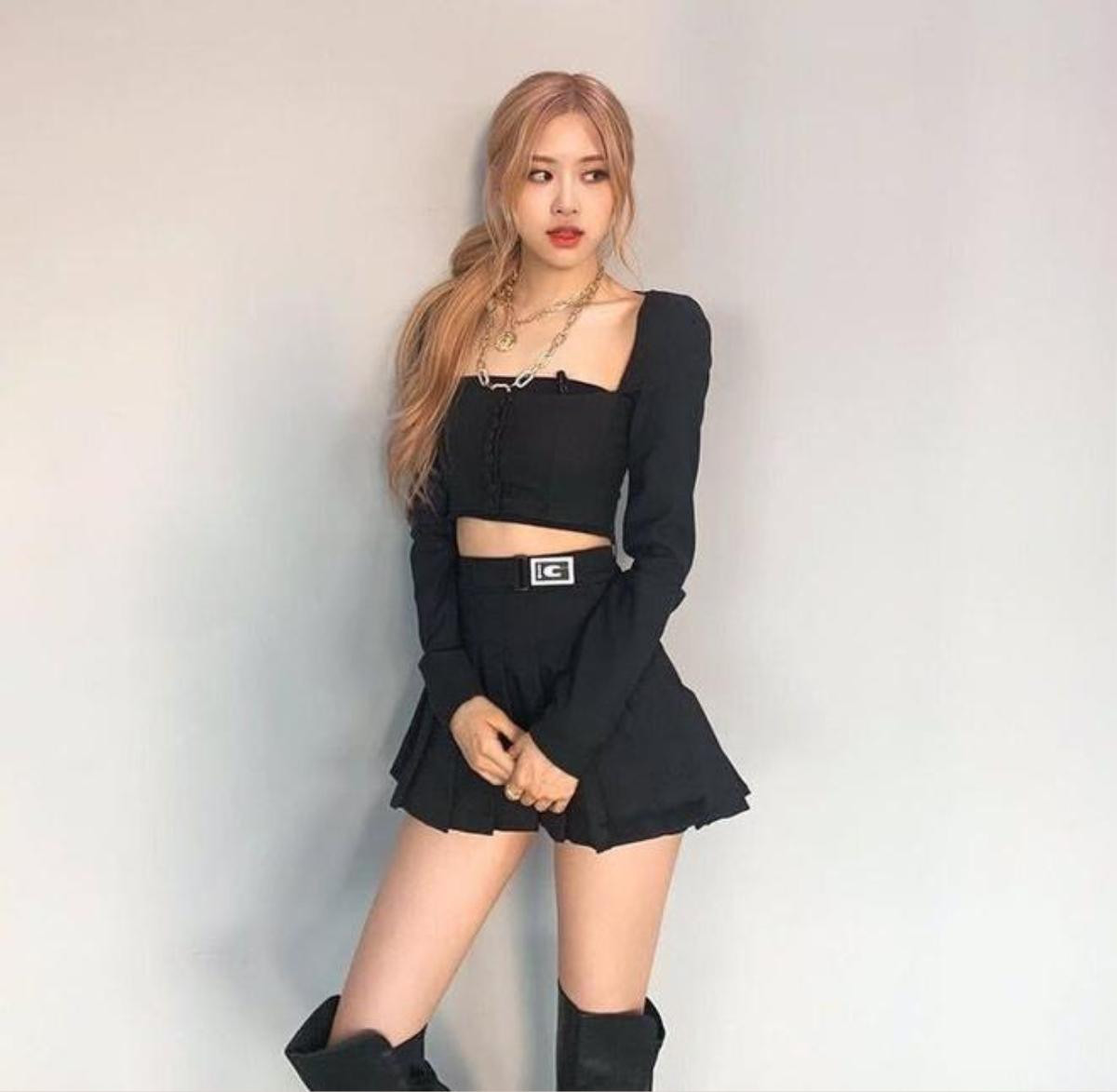 Rosé (Blackpink) khiến fans lo lắng vì vô tình khoe thân hình 'cò hương' báo động trong loạt ảnh mới Ảnh 2