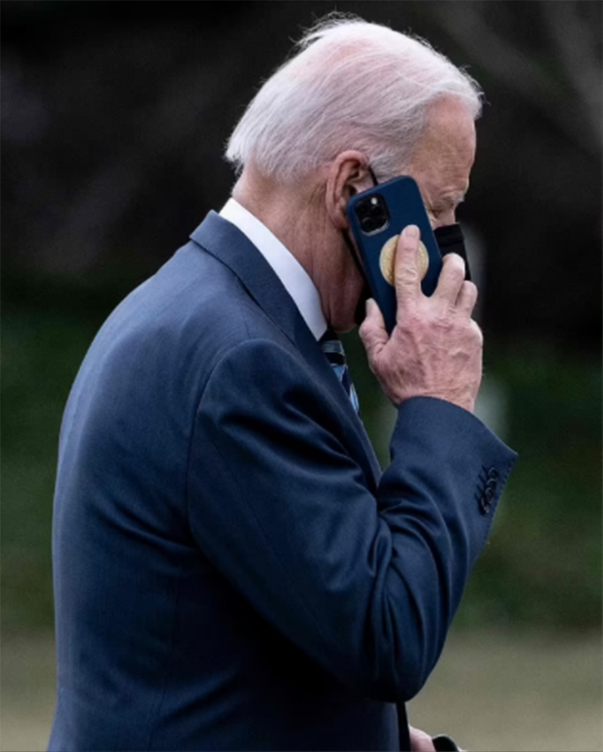 Quay lại Nhà Trắng giữa căng thẳng leo thang, Tổng thống Joe Biden gây chú ý khi dùng iPhone Ảnh 1