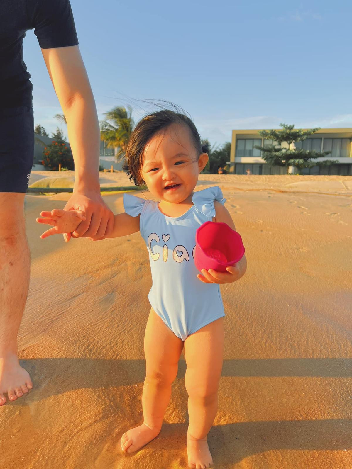 Ái nữ nhà Hà Hồ và Đông Nhi không hẹn mà cùng mặc chung mẫu đồ bơi cực đáng yêu Ảnh 2