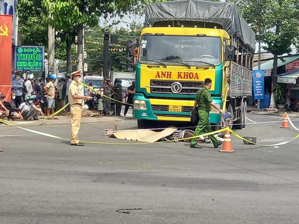 Cha đau đớn khóc ngất tại hiện trường con trai bị xe tải cán tử vong ở ngã tư Bình Dương Ảnh 1