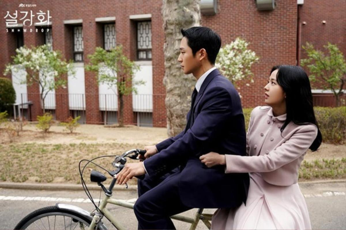 Jung Hae In và Jisoo (BLACKPINK) bị soi một thói quen giống y chang nhau, Snowdrop 'se duyên' quá đỉnh Ảnh 2