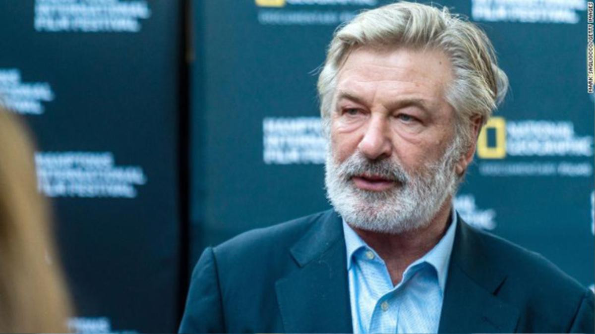 Nổ súng gây chết người trên phim trường, Alec Baldwin vẫn vô tư như không có gì Ảnh 1