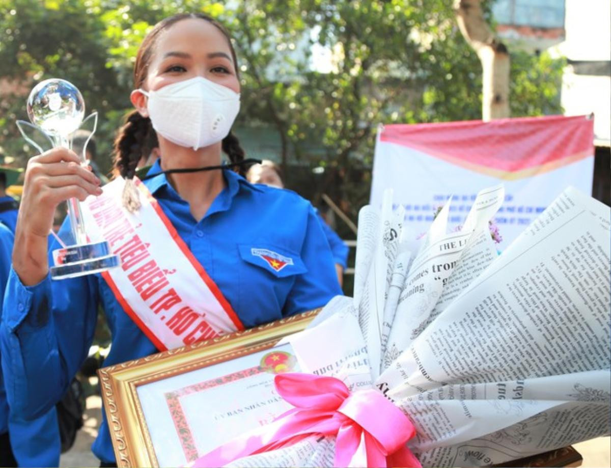 H'Hen Niê chân lấm tay bùn đi tình nguyện: Đúng chất công dân tiêu biểu - Hoa hậu quốc dân Ảnh 3