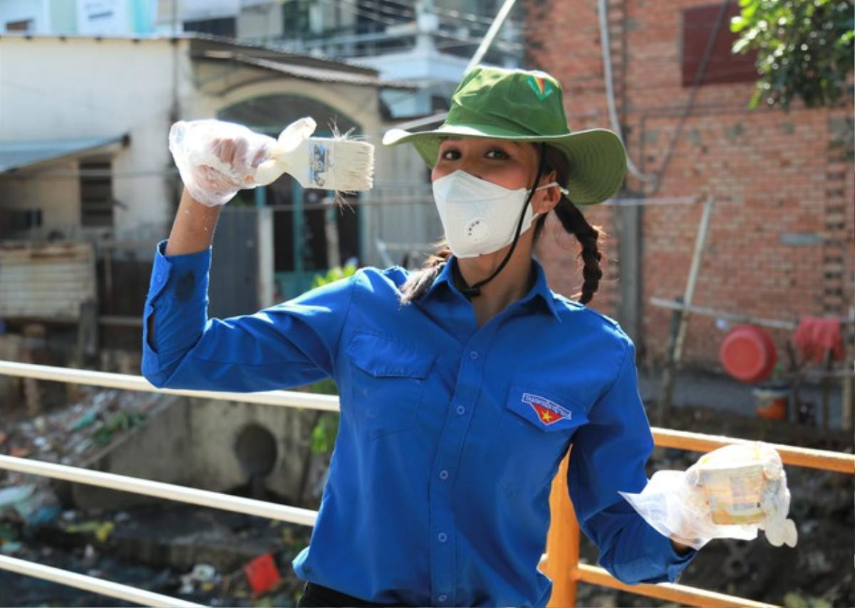 H'Hen Niê chân lấm tay bùn đi tình nguyện: Đúng chất công dân tiêu biểu - Hoa hậu quốc dân Ảnh 4