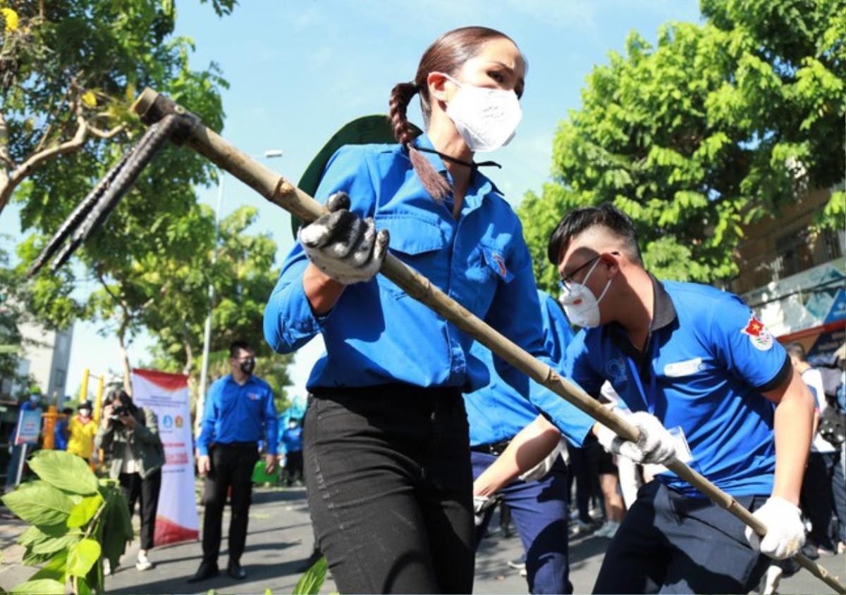 H'Hen Niê chân lấm tay bùn đi tình nguyện: Đúng chất công dân tiêu biểu - Hoa hậu quốc dân Ảnh 2