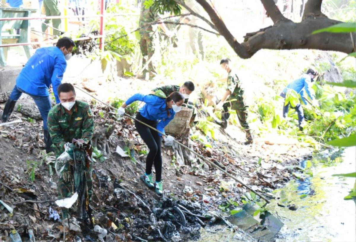 H'Hen Niê chân lấm tay bùn đi tình nguyện: Đúng chất công dân tiêu biểu - Hoa hậu quốc dân Ảnh 1