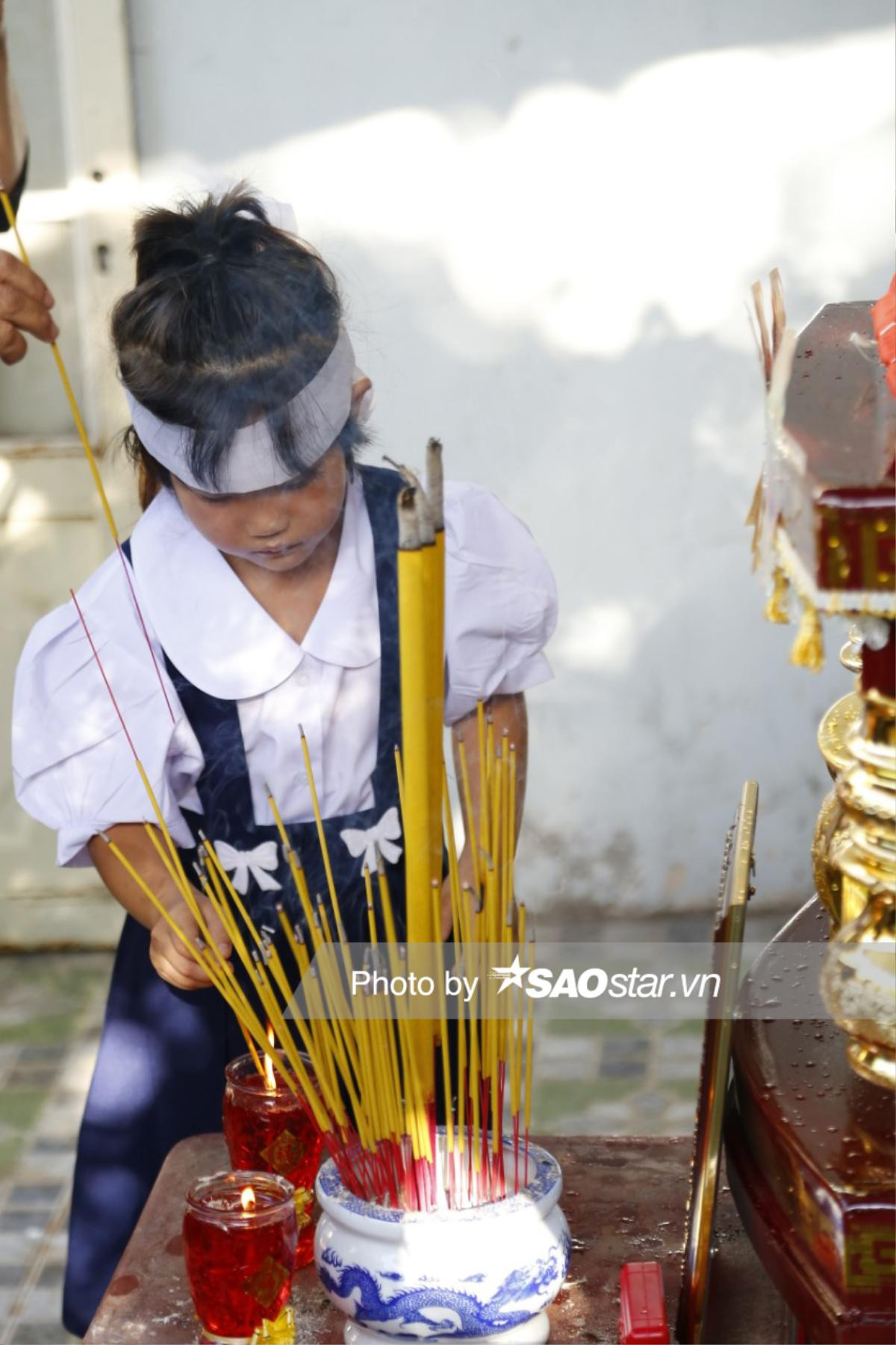 Quặn lòng khung cảnh đám tang của diễn viên nhí Gạo Nếp Gạo Tẻ: 'Lạy anh hai đi con!' Ảnh 11