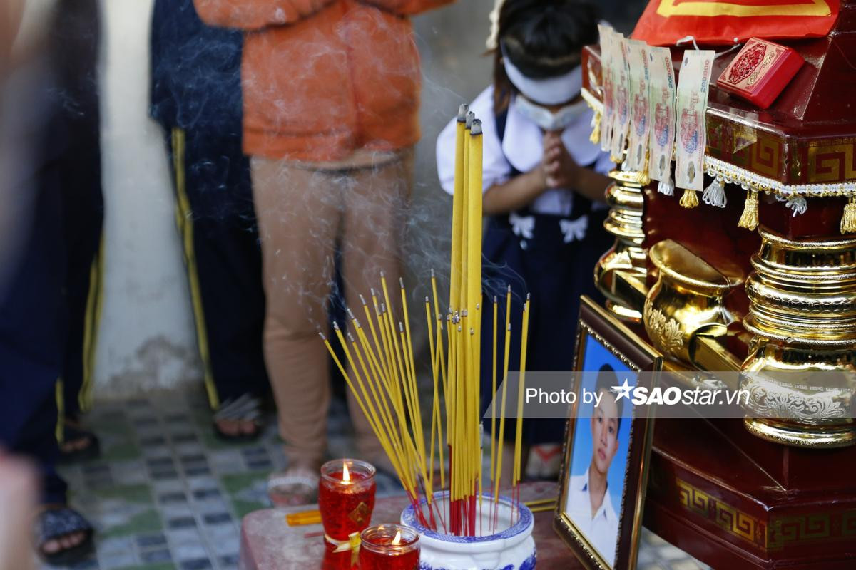 Quặn lòng khung cảnh đám tang của diễn viên nhí Gạo Nếp Gạo Tẻ: 'Lạy anh hai đi con!' Ảnh 6