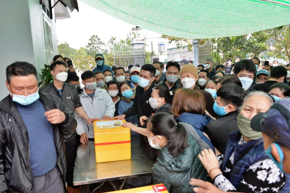 Mẹ nạn nhân vụ chìm tàu ở biển Cửa Đại: 'Con ơi về với mẹ đi, mẹ làm sao mà sống được' Ảnh 3