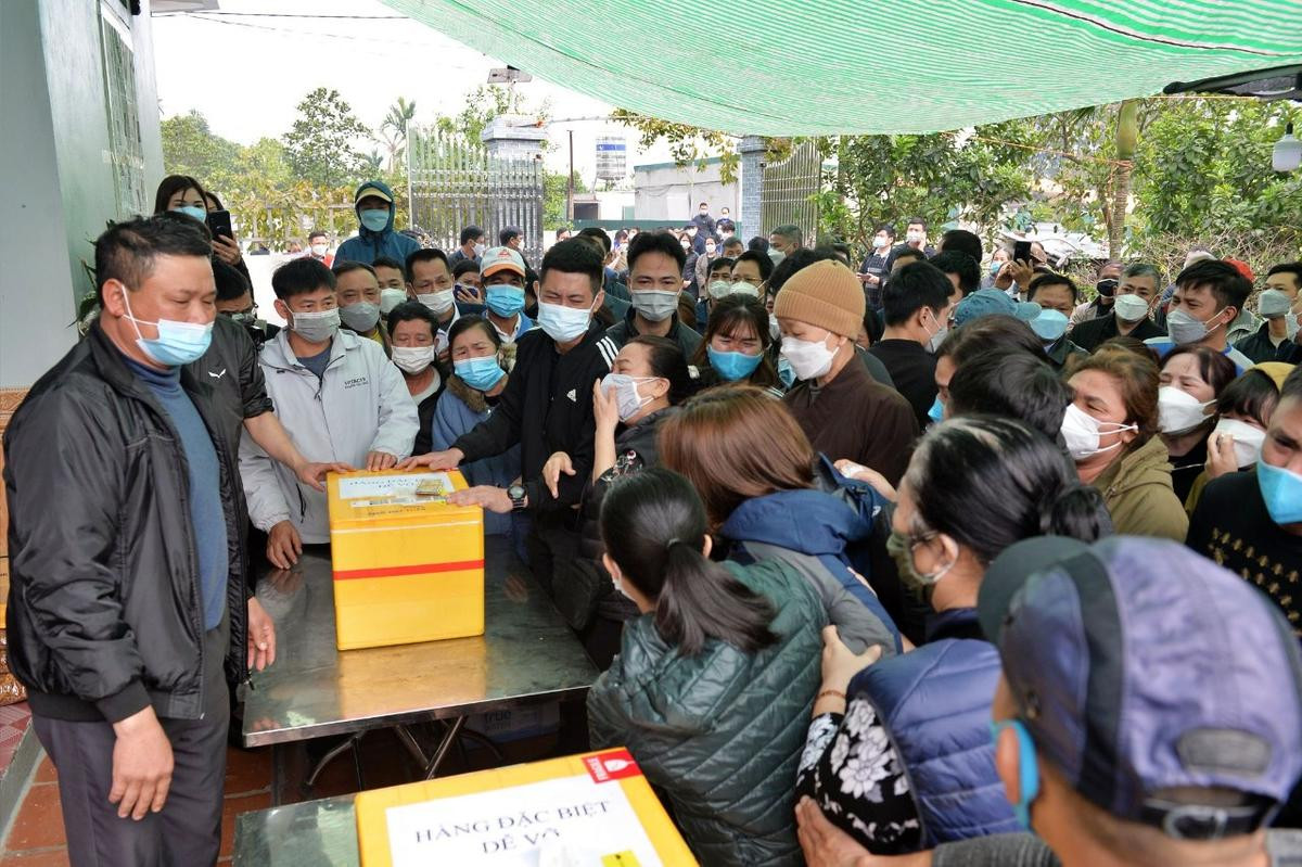 Mẹ nạn nhân vụ chìm tàu ở biển Cửa Đại: 'Con ơi về với mẹ đi, mẹ làm sao mà sống được' Ảnh 2