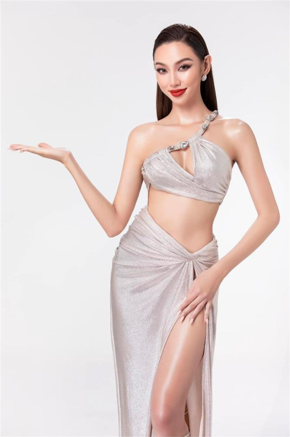 Diện cùng outfit trước và sau đăng quang Miss Grand, Thùy Tiên trông khác biệt quá nhiều Ảnh 4