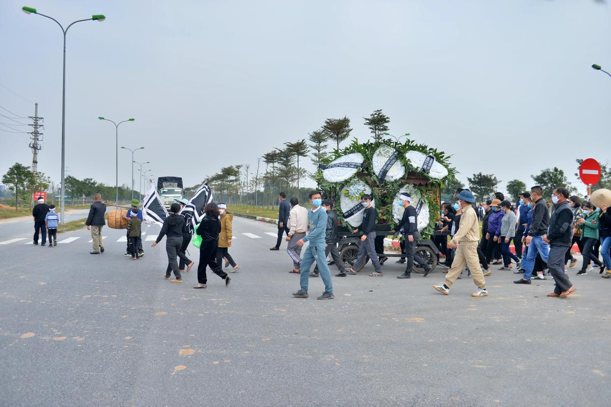 Dòng người đau đớn tột cùng tiễn đưa 2 bé trai tử vong trong vụ chìm tàu ở Hội An Ảnh 5