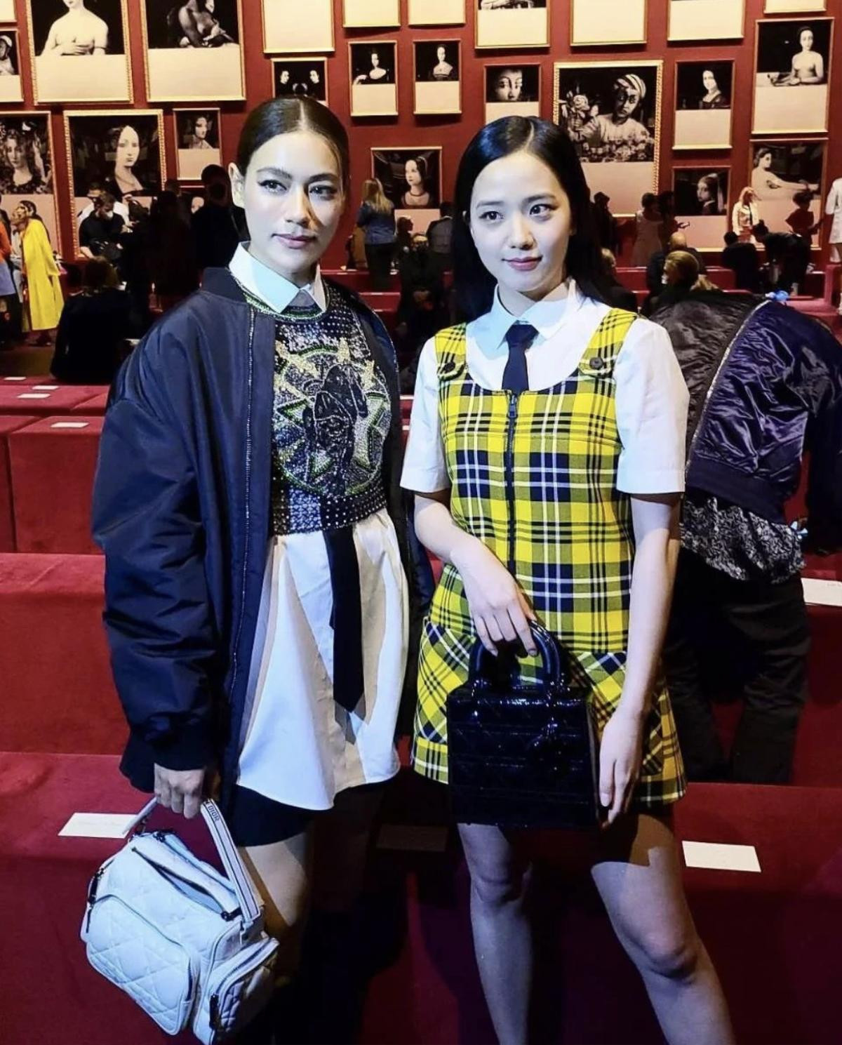 Hot: Jisoo xuất đầu lộ diện tại Paris Fashion Week, xinh khỏi bàn nhưng style nhàn nhạt Ảnh 5