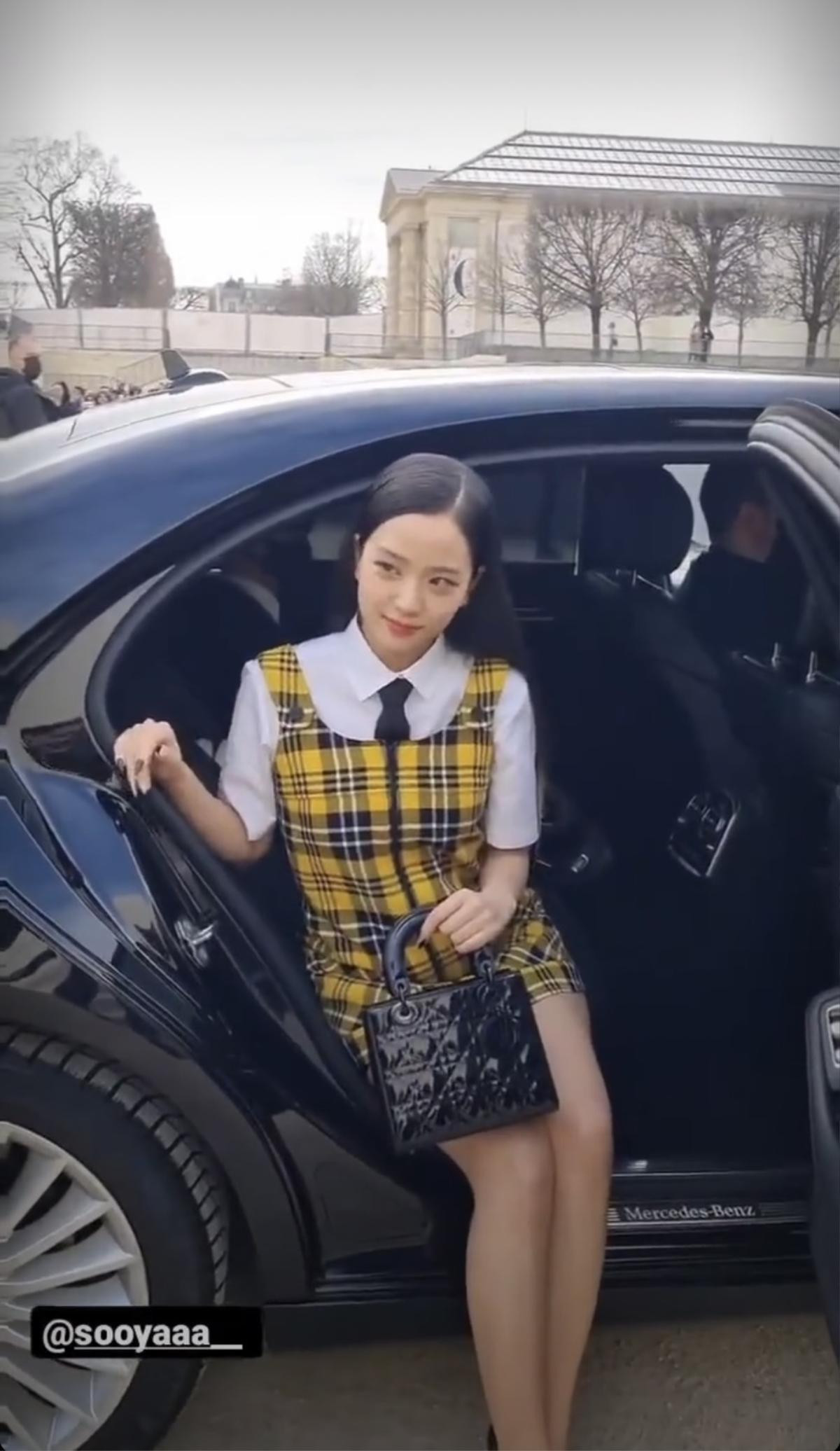 Hot: Jisoo xuất đầu lộ diện tại Paris Fashion Week, xinh khỏi bàn nhưng style nhàn nhạt Ảnh 2