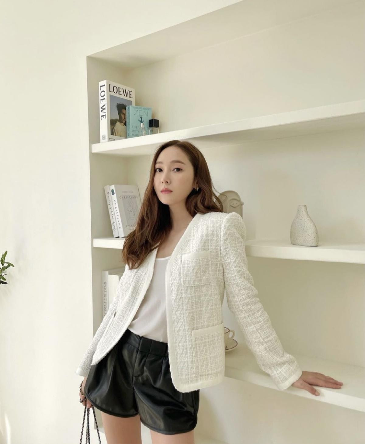 Style 'tiểu thư chảnh chọe' làm nên thương hiệu công chúa băng giá của Jessica Jung Ảnh 2