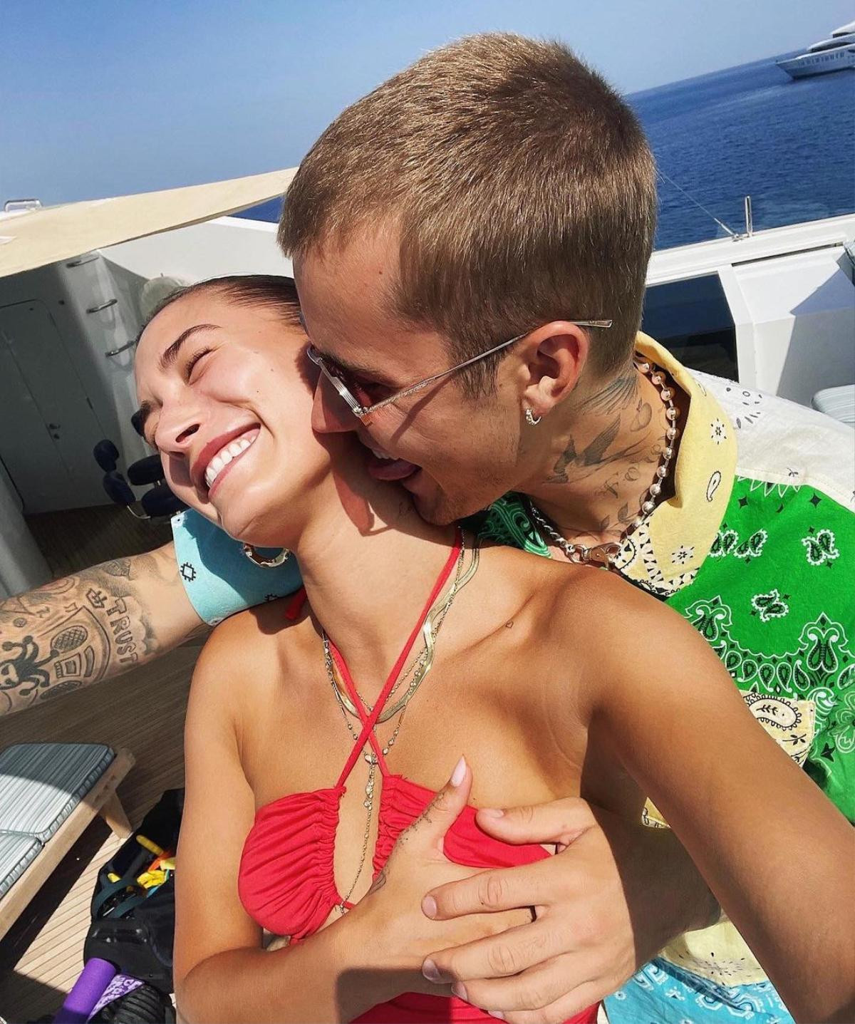 Justin Bieber được vợ chúc mừng sinh nhật bằng loạt ảnh tình tứ, nhất là màn 'khóa môi' đầy nóng bỏng Ảnh 3