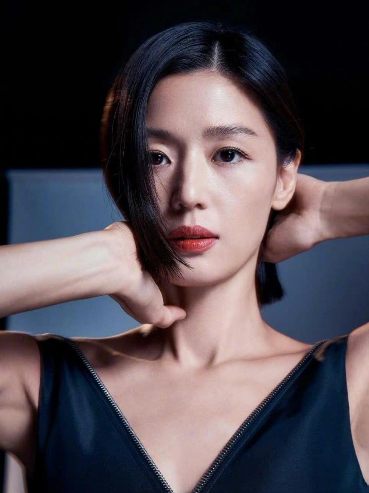 Phong thái 'mợ chảnh' Jun Ji Hyun liệu có còn 'chảnh' sau màn xuống tóc vì nghệ thuật? Ảnh 5