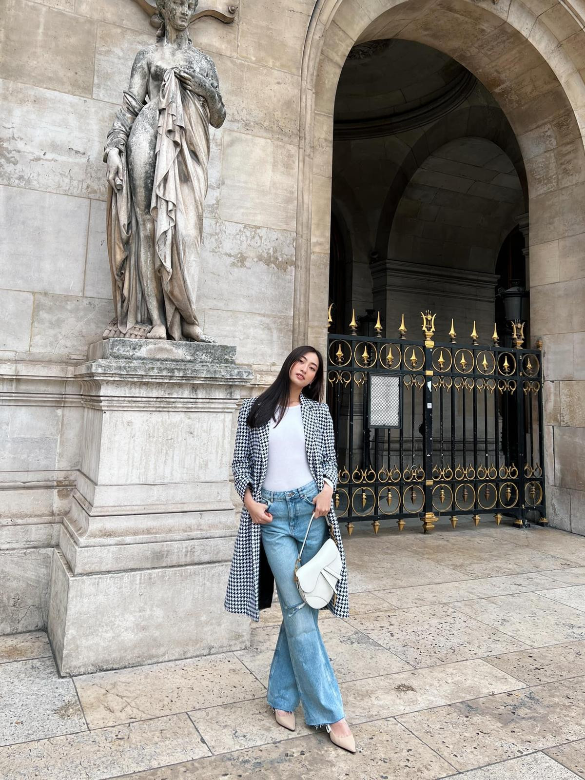 Lương Thùy Linh diện măng tô du ngoạn Paris: Fan ước ao ngắm đôi chân 1m22 sải bước trên runway Ảnh 4