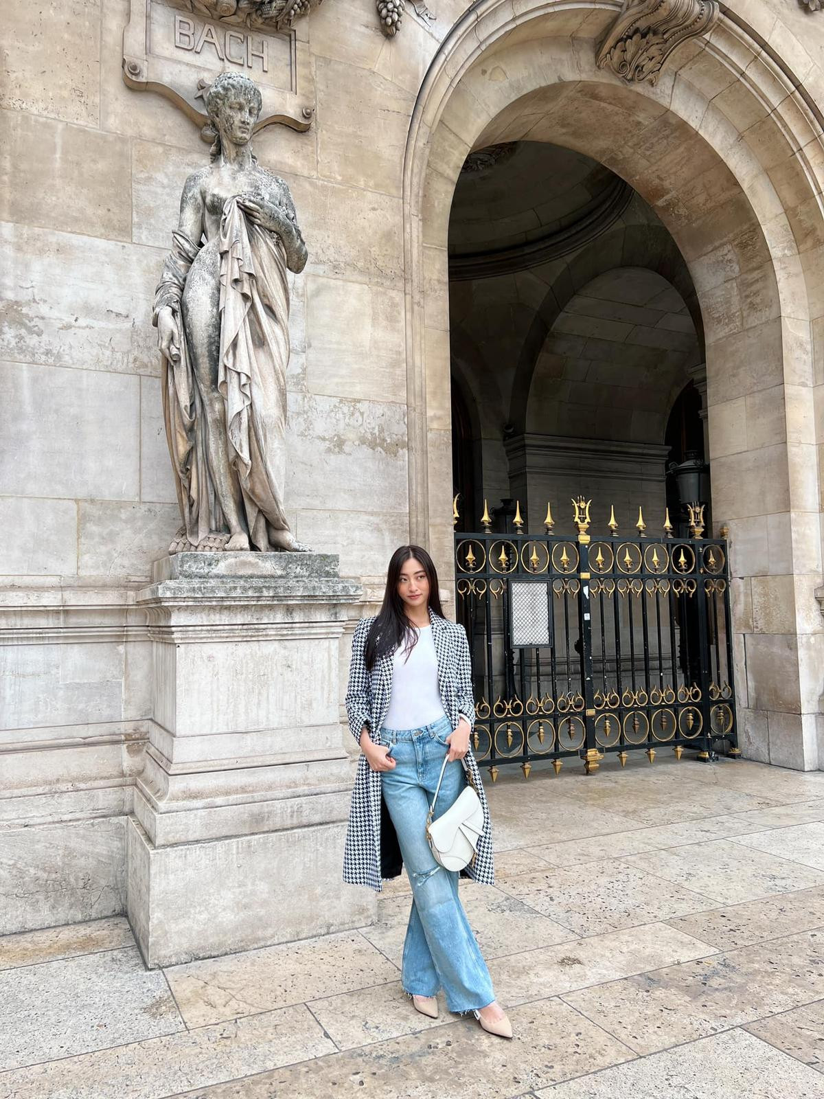 Lương Thùy Linh diện măng tô du ngoạn Paris: Fan ước ao ngắm đôi chân 1m22 sải bước trên runway Ảnh 5