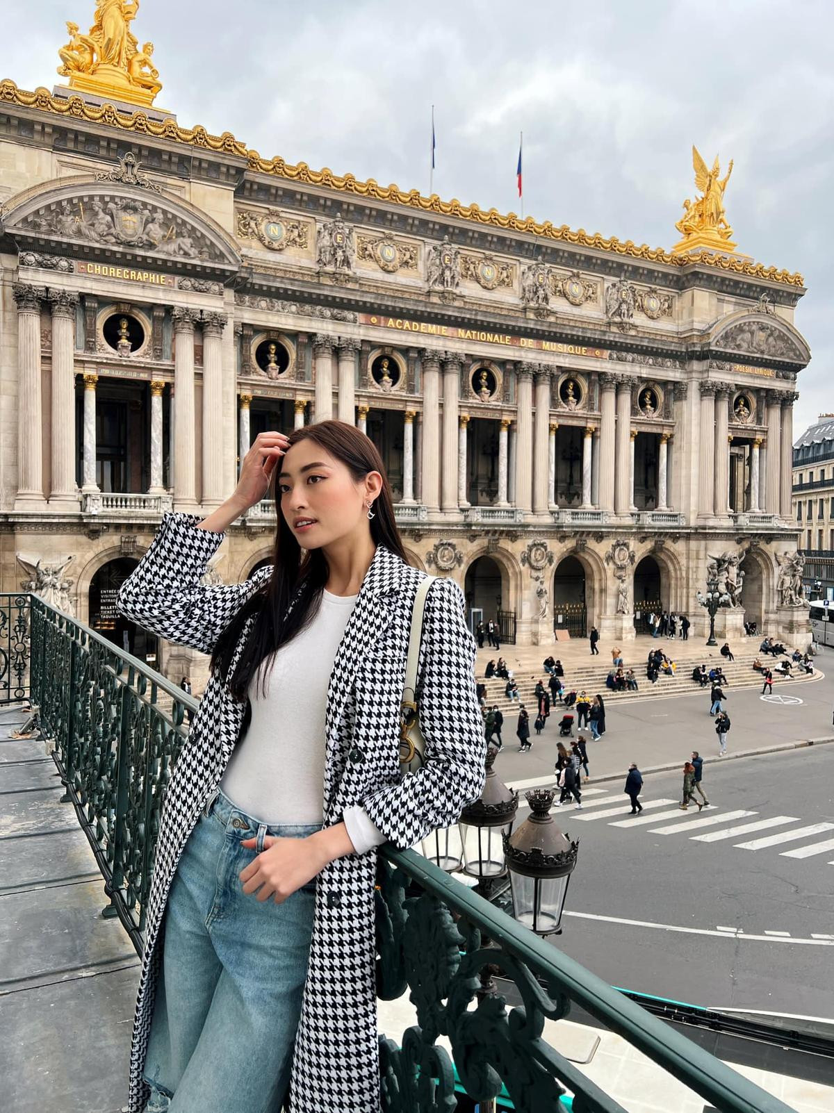 Lương Thùy Linh diện măng tô du ngoạn Paris: Fan ước ao ngắm đôi chân 1m22 sải bước trên runway Ảnh 1