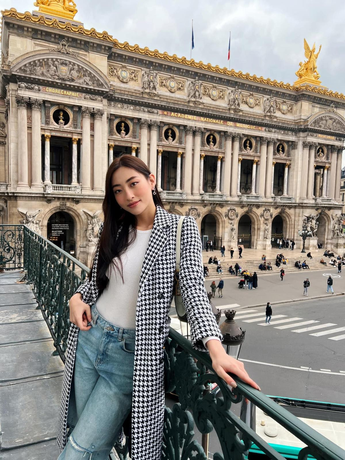 Lương Thùy Linh diện măng tô du ngoạn Paris: Fan ước ao ngắm đôi chân 1m22 sải bước trên runway Ảnh 2