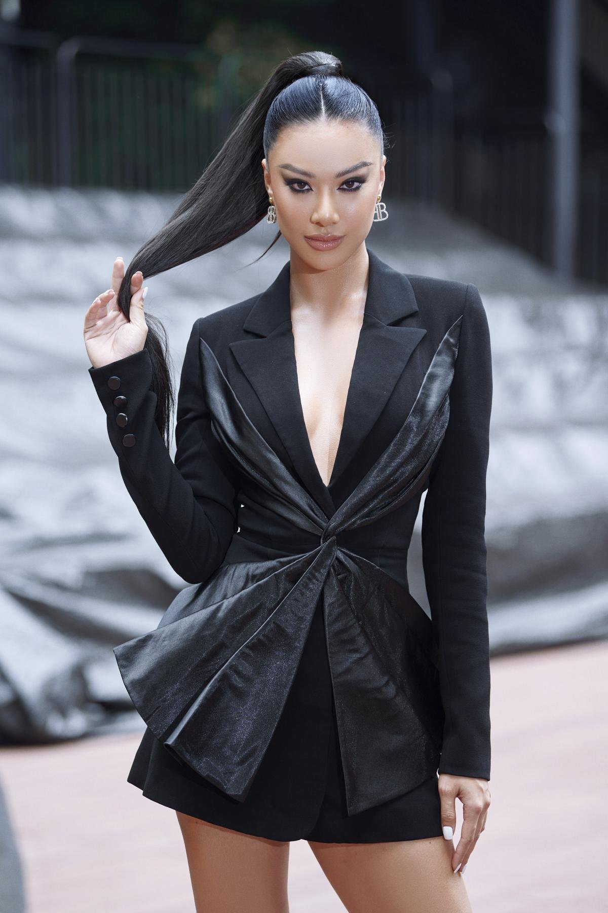 Kim Duyên nắm tay Tiểu Vy thị phạm catwalk: Màn đọ trình này ai hơn ai? Ảnh 4