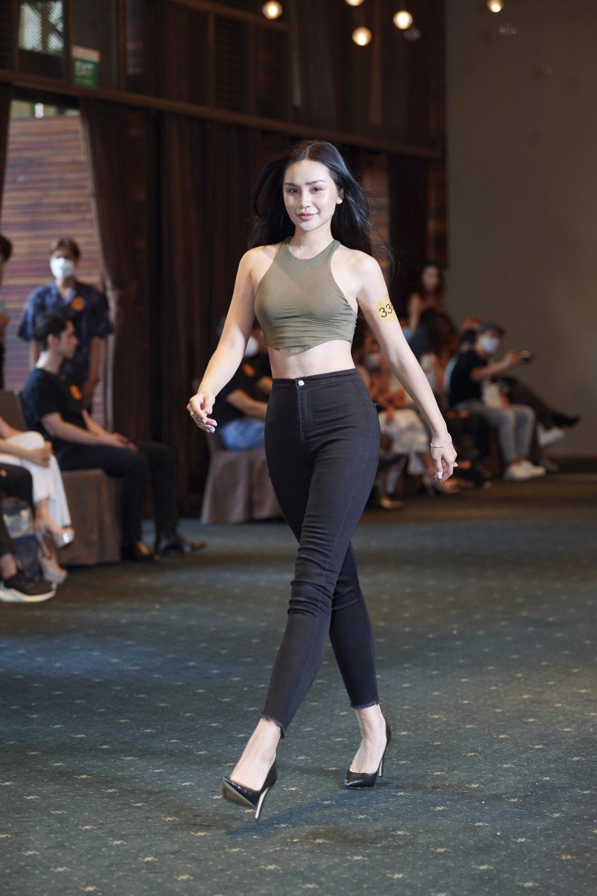 Kim Duyên nắm tay Tiểu Vy thị phạm catwalk: Màn đọ trình này ai hơn ai? Ảnh 11